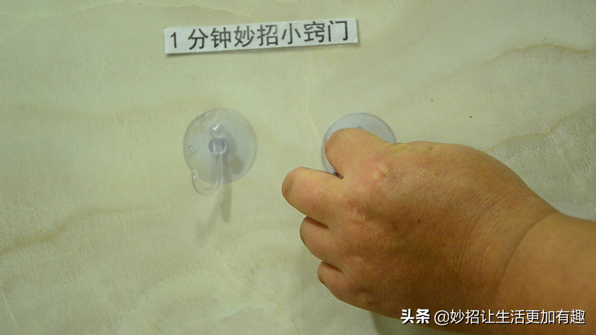 不伤墙壁的挂钩怎样粘才不会掉落,挂钩粘在地上怎么办