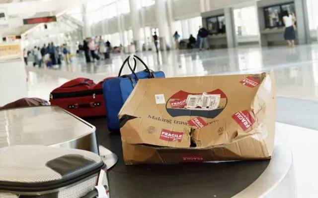 一下飞机行李就被打封条上锁?国内海关新操作:严查这类行李