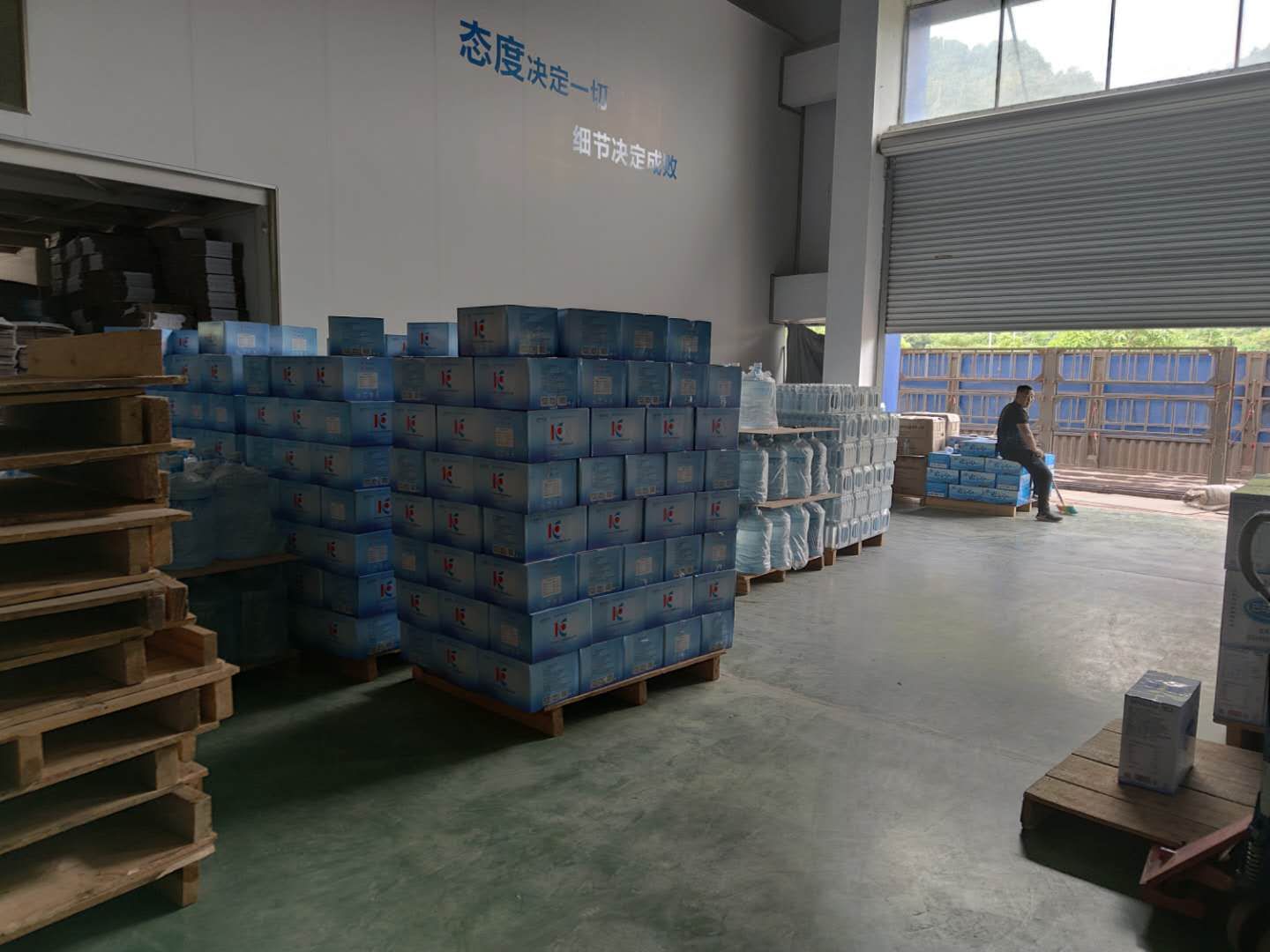 送世界一瓶好酒,给世界一瓶好水