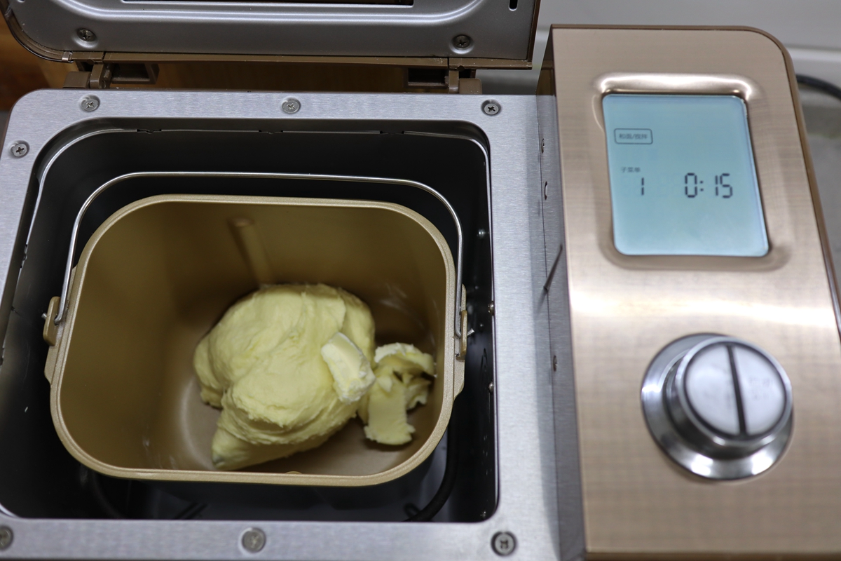 做面包快速出膜的方法,做面包的面团怎么才能揉出膜