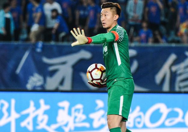 中超足球搞笑瞬间守门员扑救,中超门将惊天失误视频