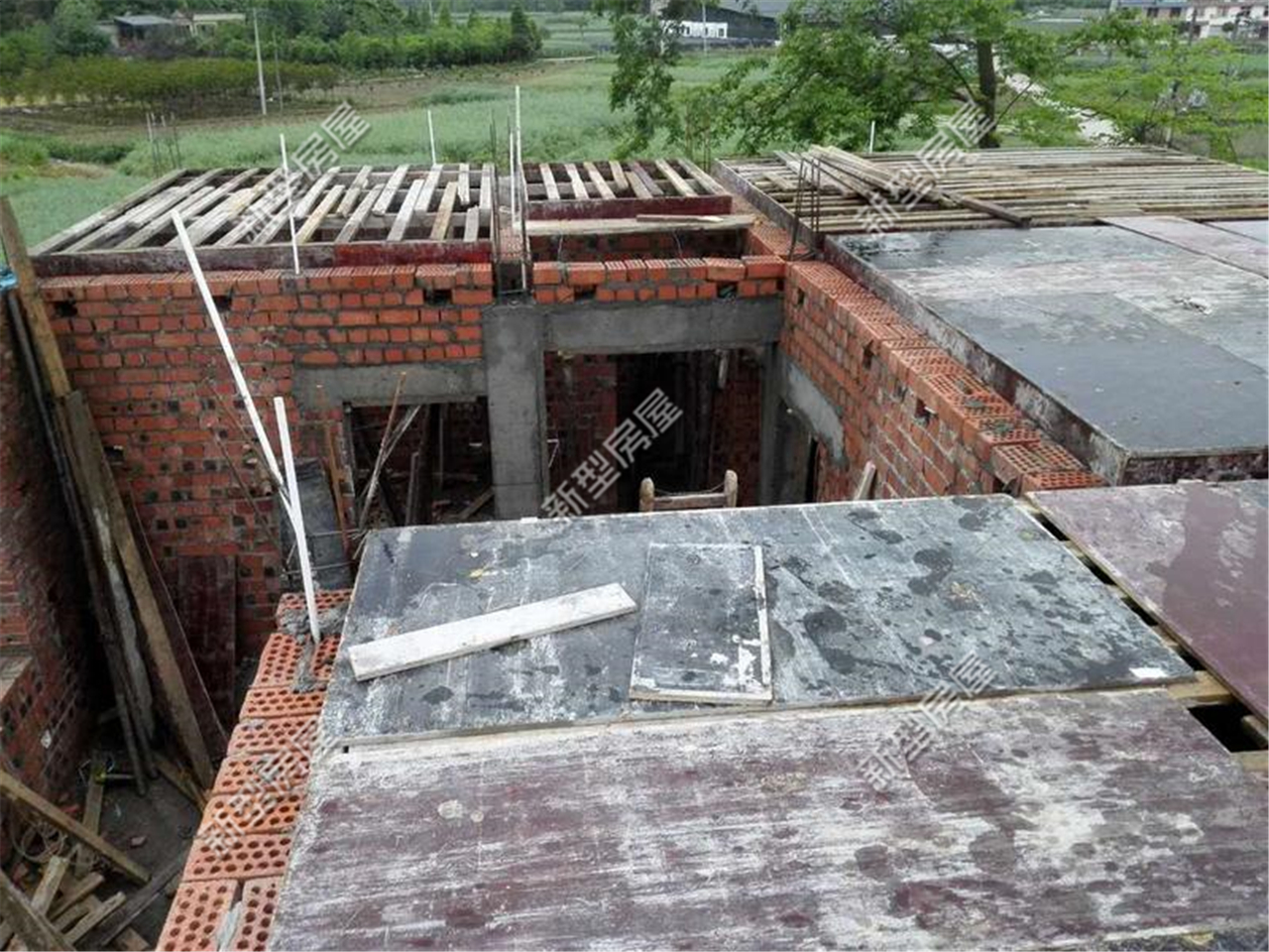 农村小伙盖房子被拆,农村自建房包工头把房子建歪了