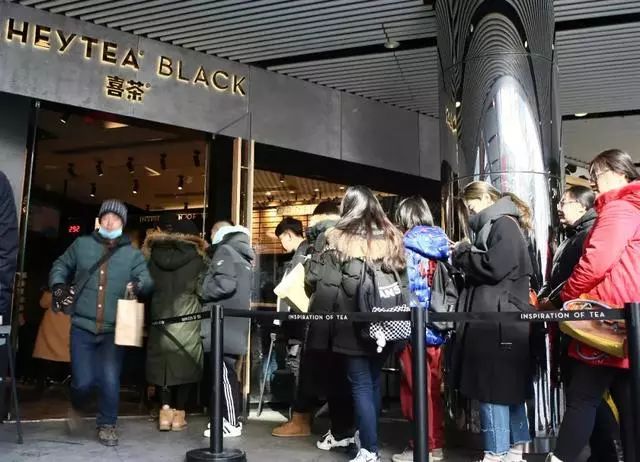 排队8小时叫价150就为喝一杯奶茶,一杯奶茶150元排队8小时