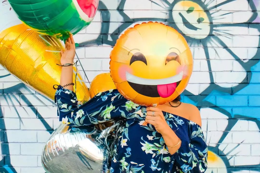 表情符号如何丰富语言使用,表情符号在交流中的作用