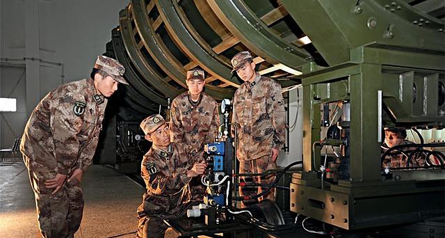 安徽兵王仅初中文化，入伍34年有召必回，退役后女儿继承父业