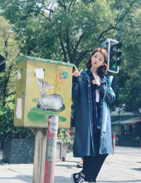 陈瑶身着一字肩身材苗条,陈瑶的穿衣风格