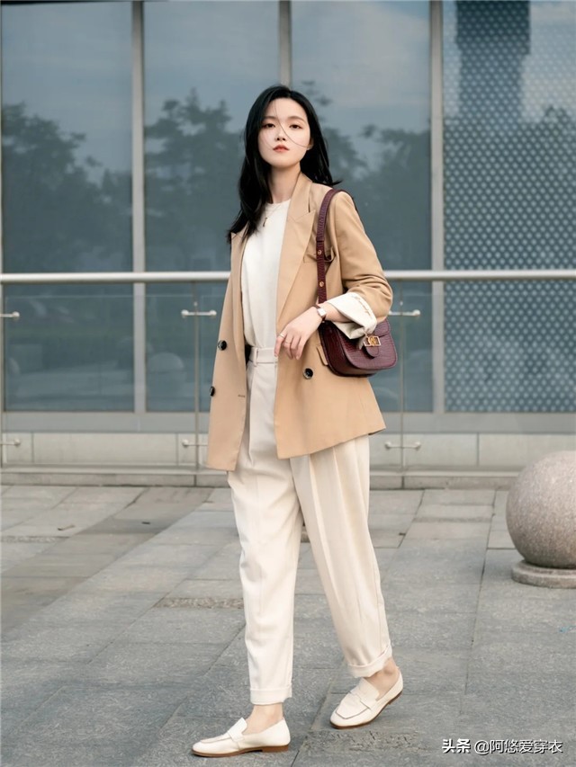 短款小西装里面穿啥内搭比较好看,流行外套小西装怎么搭配好看