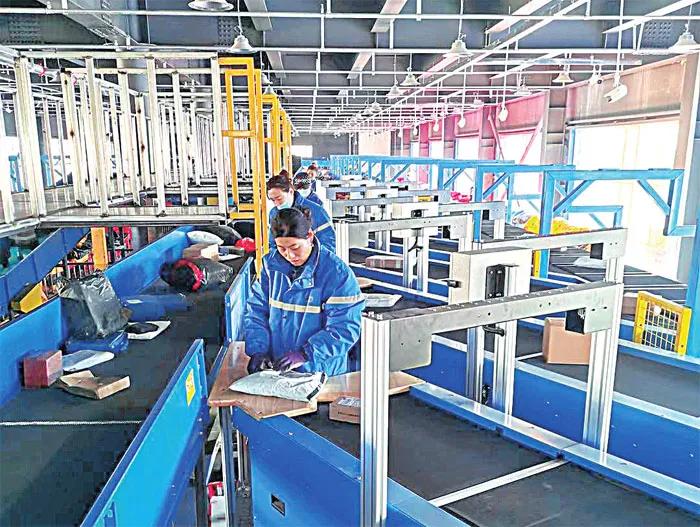 《邮件快件包装管理办法》开始施行,使用较窄胶带或免胶带设计的快递包装将会更多地出现在大家眼前