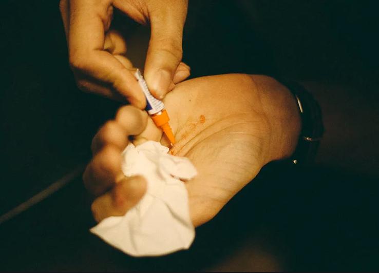 强力胶之父的无心之作:越战美军军医必备的止血*剂喷**