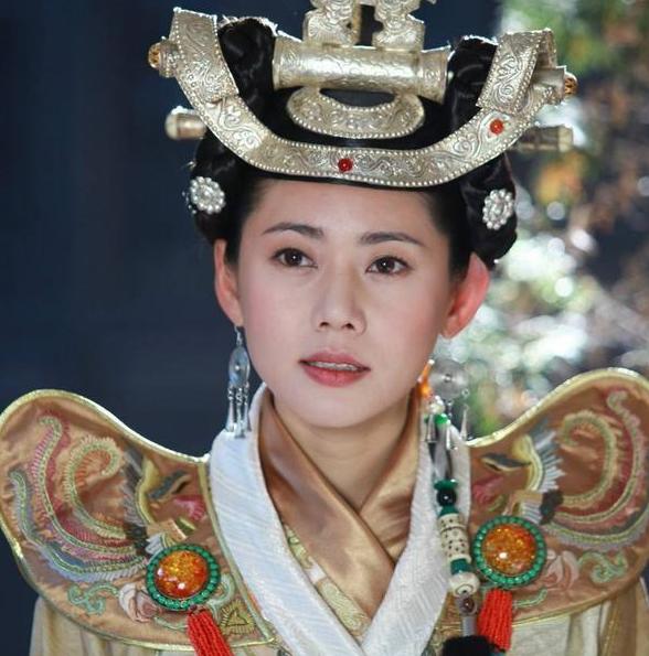 她是中国知名的韩国演员，从小被母亲诅咒“去死”，还被骗拍裸照