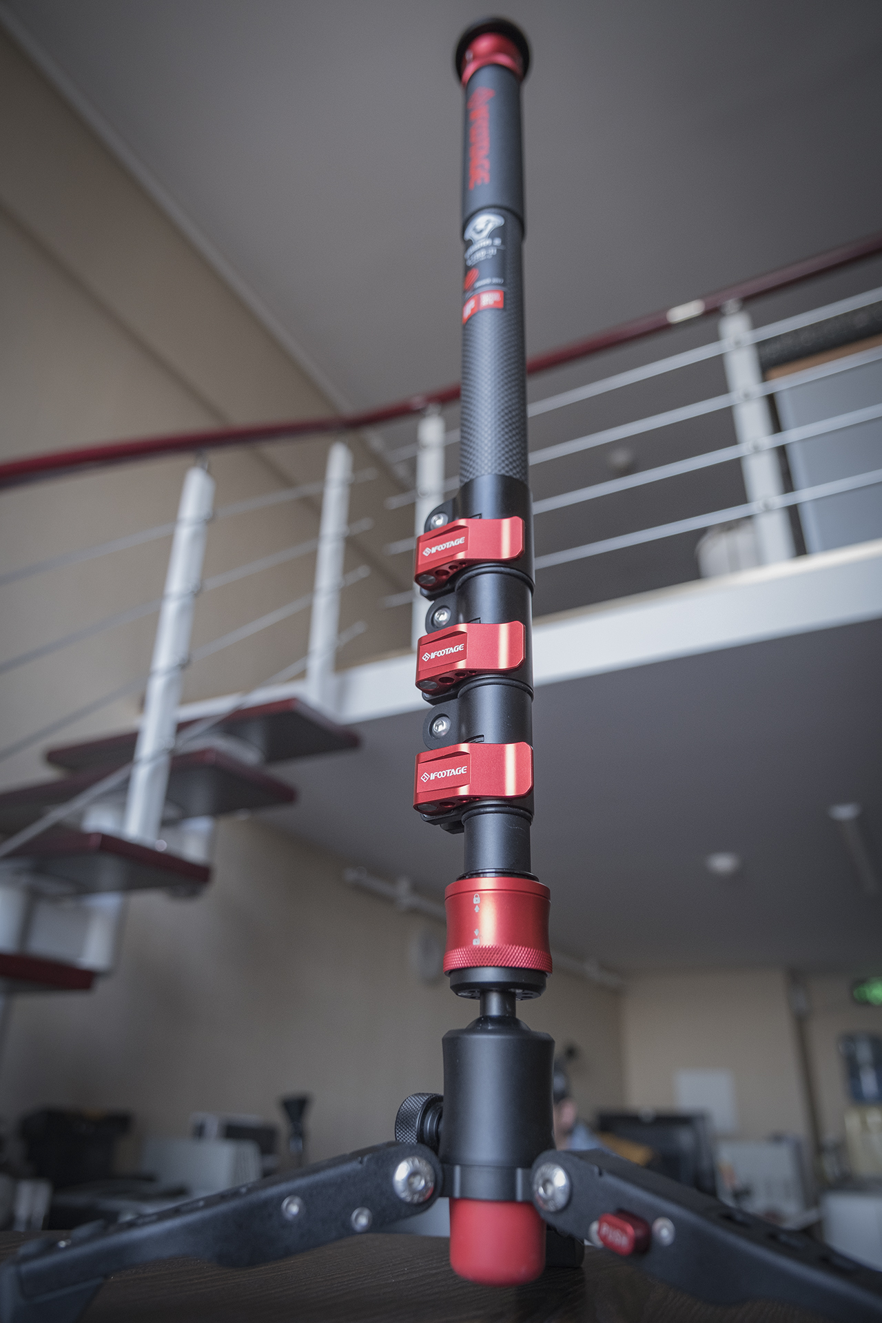 聚目开箱丨明明能靠脸，偏要拼才华——印迹COBRA2代独脚架开箱