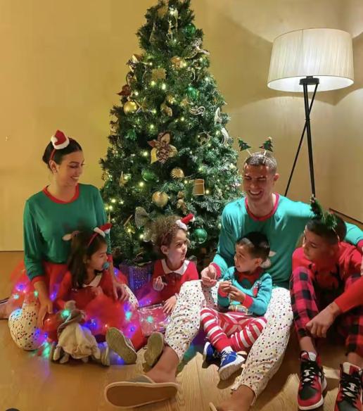 c罗生双胞胎时有女友吗,c罗现女友有孩子了吗