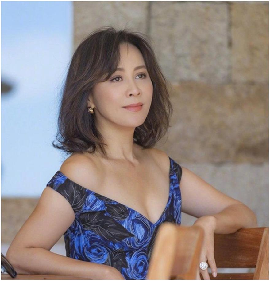 53岁刘嘉玲穿大花裙展复古情怀,刘嘉玲深v开叉裙