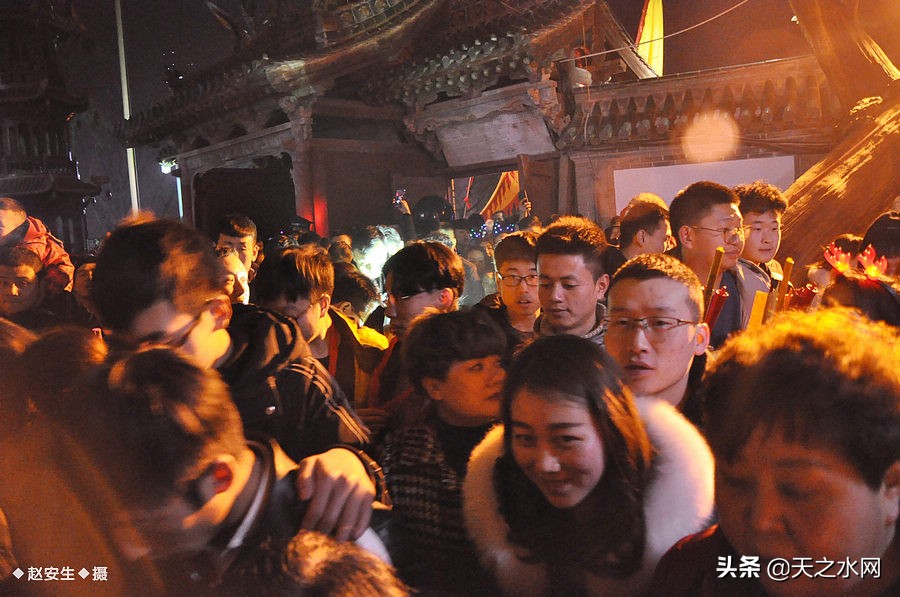 甘肃天水数万民众“上九朝观”祈福纳祥争烧头柱香！（组图）