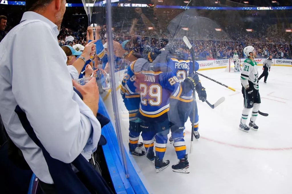 蓝调拿下球队首个斯坦利杯总冠军，奥赖利荣膺季后赛MVP