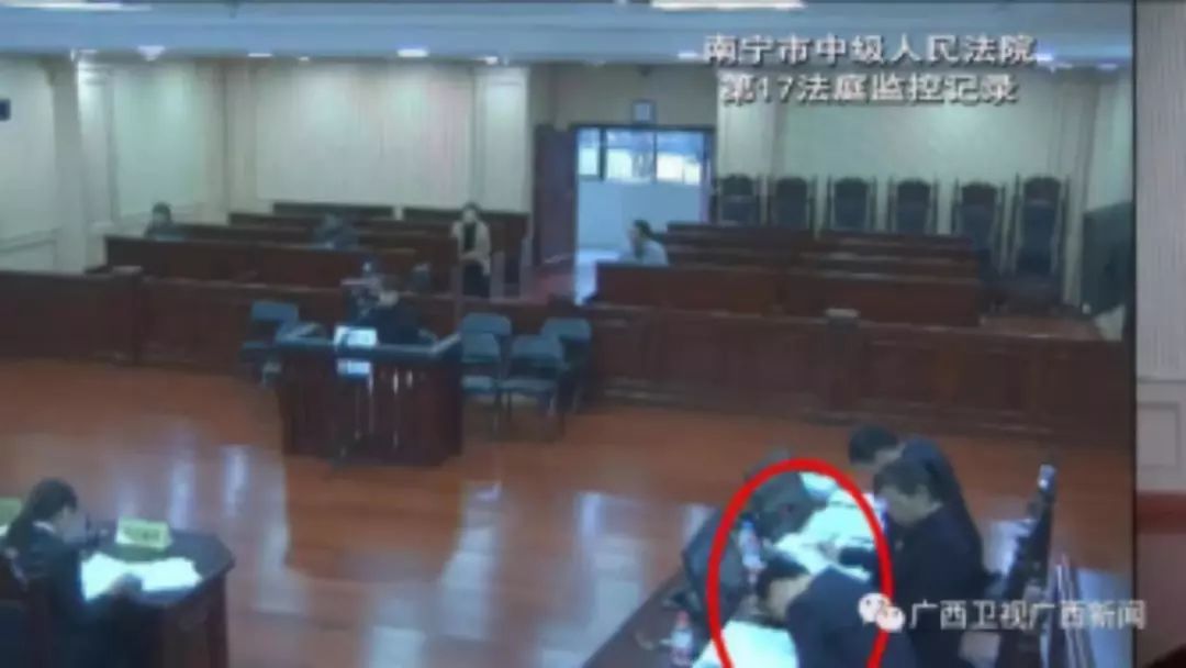 上海一男子持刀砍人，民警开枪击伤并送医【三分钟法治新闻全知道】