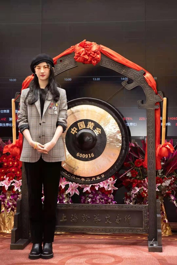 刘亦菲穿西服露出小蛮腰超有型,刘亦菲穿西装现身巴黎时装周