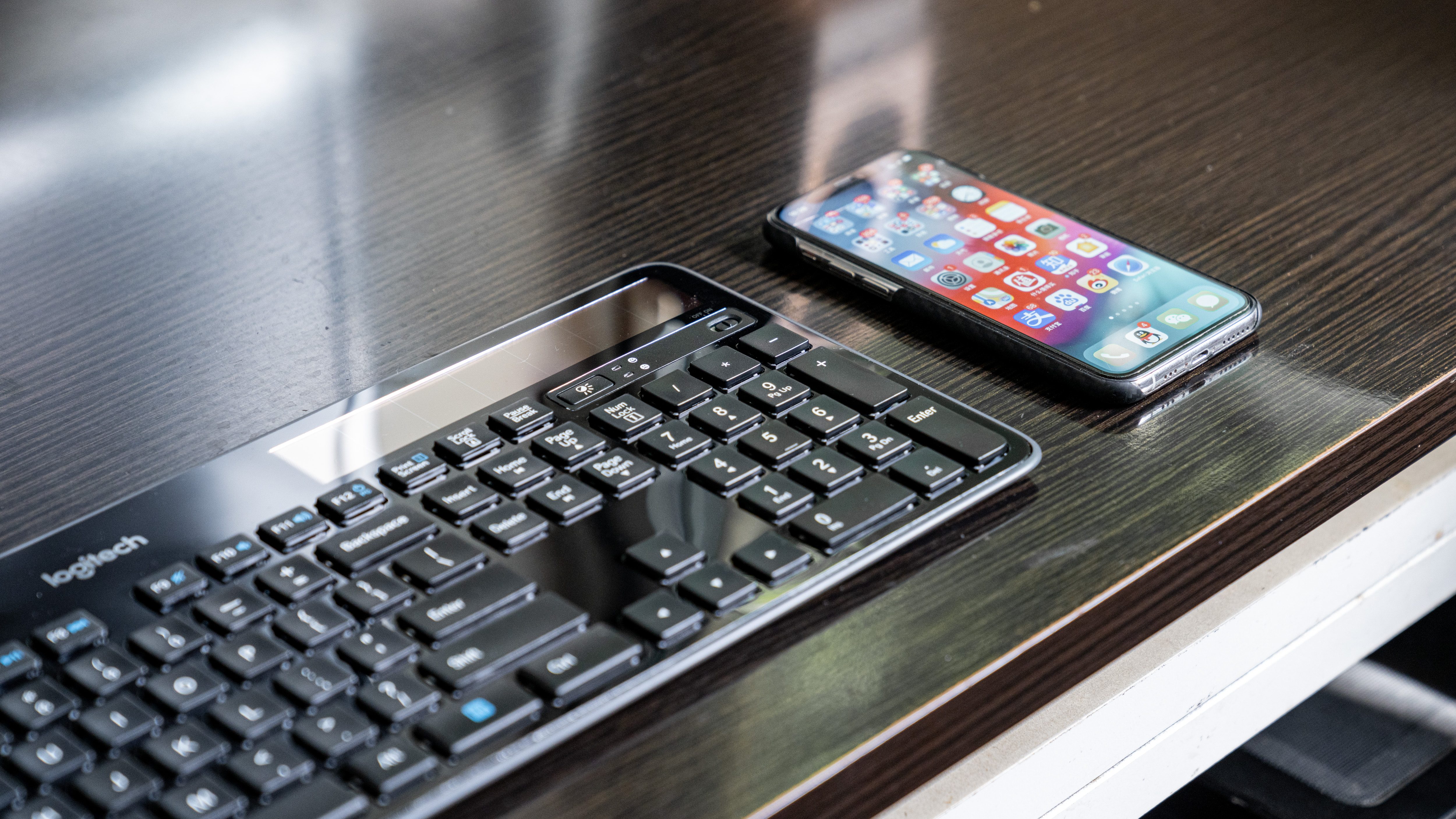 罗技键盘780和罗技k750,罗技k750无线键盘有电池的吗