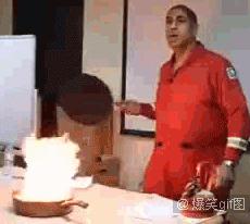 油锅失火的正确灭火方法,油锅起火男生正确灭火