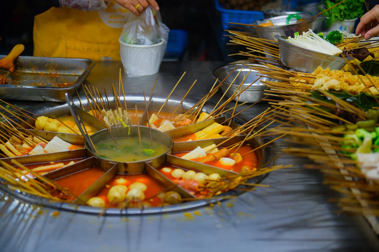 成都建设路美食街和春熙路哪个好,探寻成都更具特色的美食街