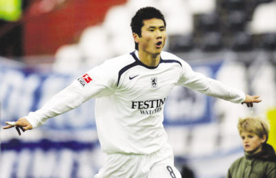 40岁中国足球留洋传奇宣布退役,目前留洋的中国足球运动员有哪些