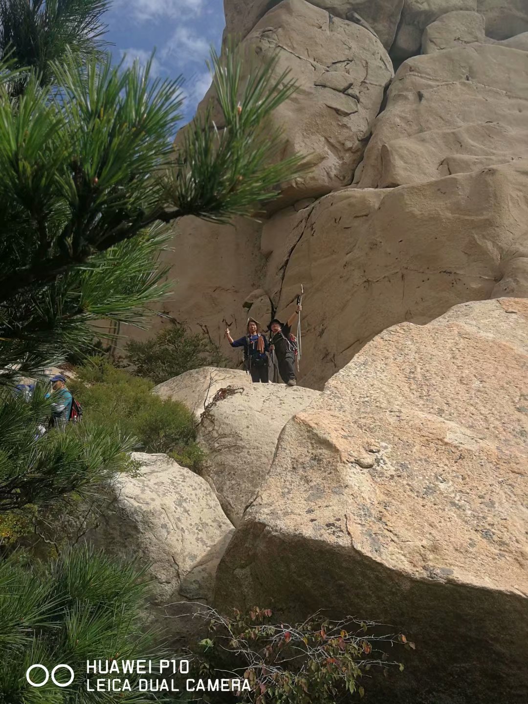 远征三晋凯旋还，飓风众人把酒欢