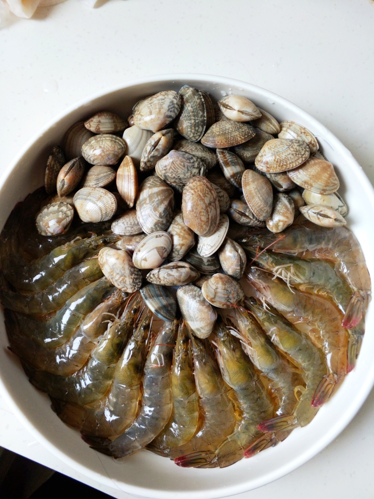 自己下厨做花甲鲜虾生蚝粉丝煲,小白锅做蒜蓉花甲粉丝煲家庭版