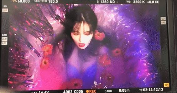 泫雅大秀身材,泫雅甜酷情侣写真