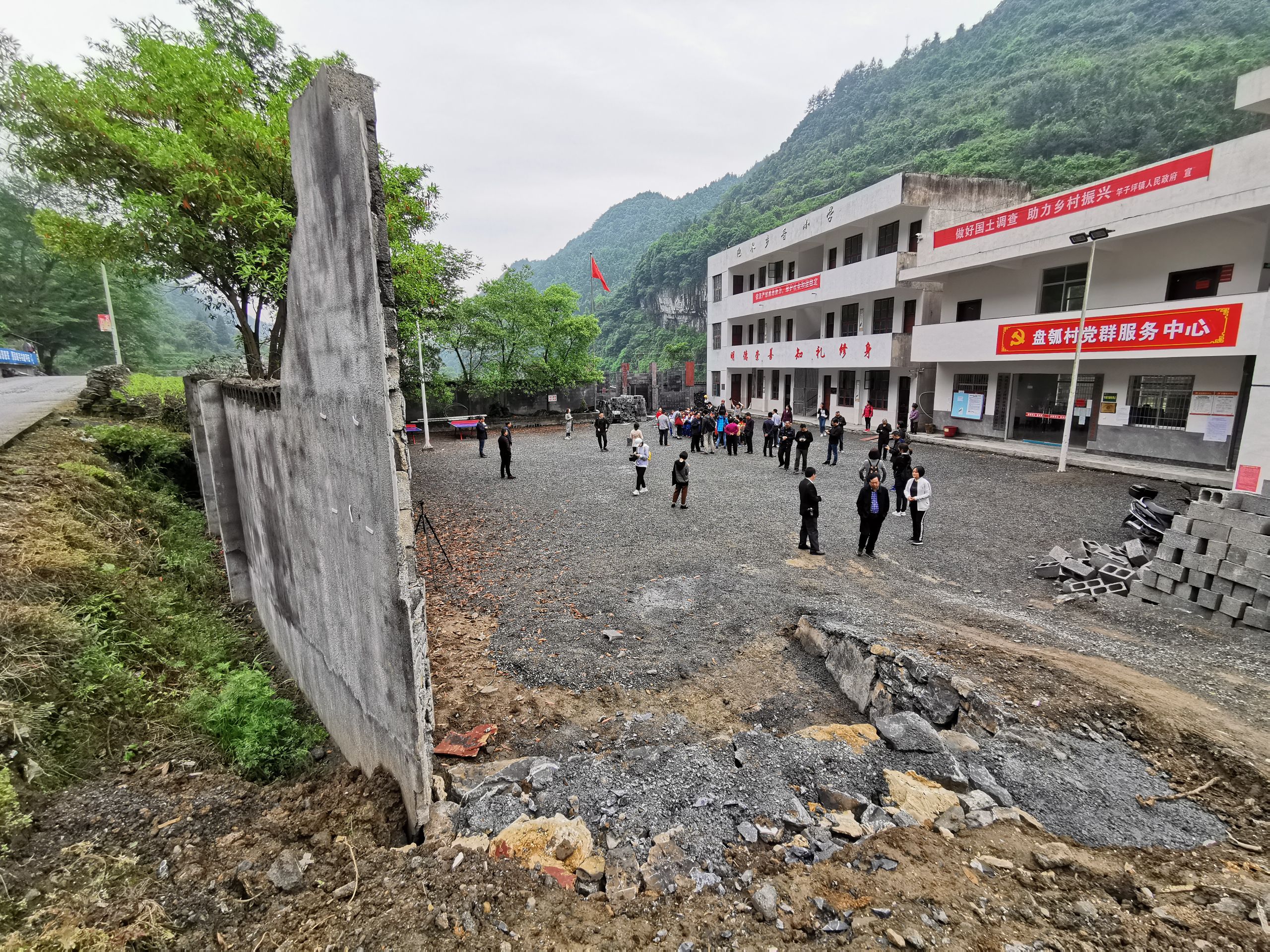 大山里的孩子上学没鞋穿,山里的孩子上学穿不起鞋