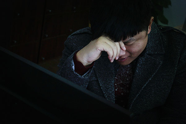 手上起的小水泡是汗疱疹还是湿疹,手上起小水泡很痒是湿疹还是过敏