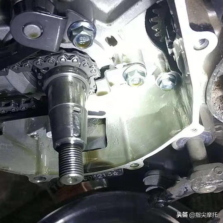 电喷摩托车排气老是放炮,电喷摩托车加不上油突突响还放炮