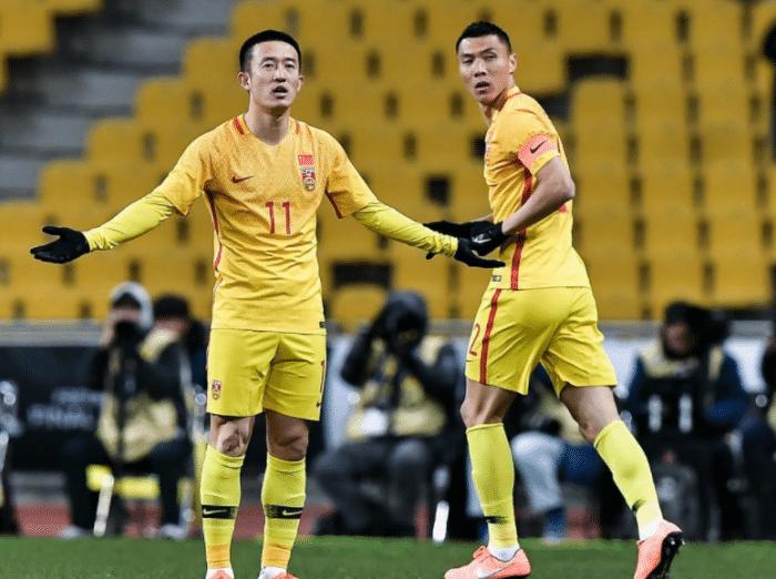 国足不给力，全场2次射门，球迷太可爱，给韩国门将一件羽绒服