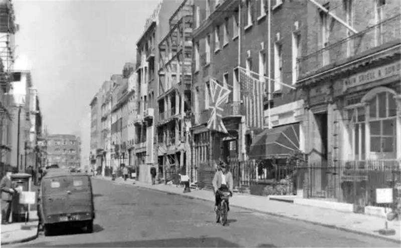 Gaga最爱的设计师麦昆，用自己受虐的经历，创作无数举世设计