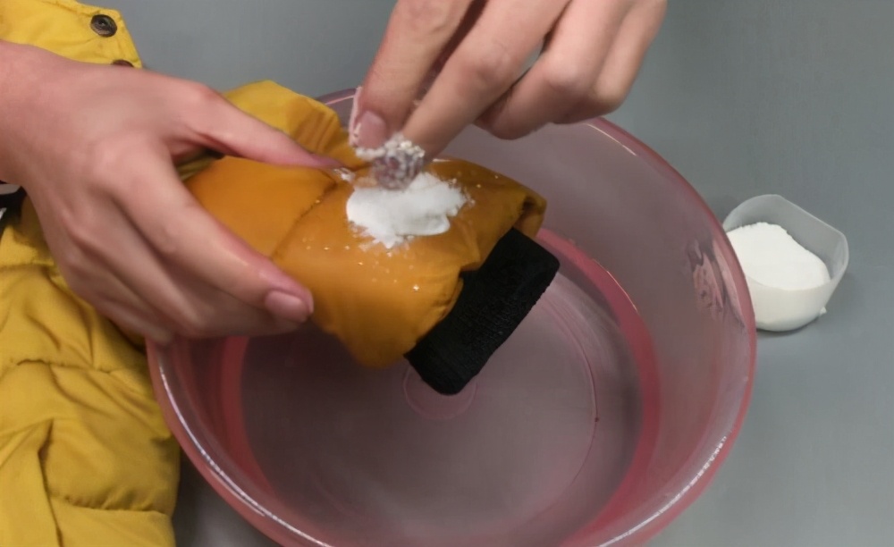 安踏羽绒马甲上的油渍怎么去除掉,羽绒马甲胸前溅满油渍怎么清洗