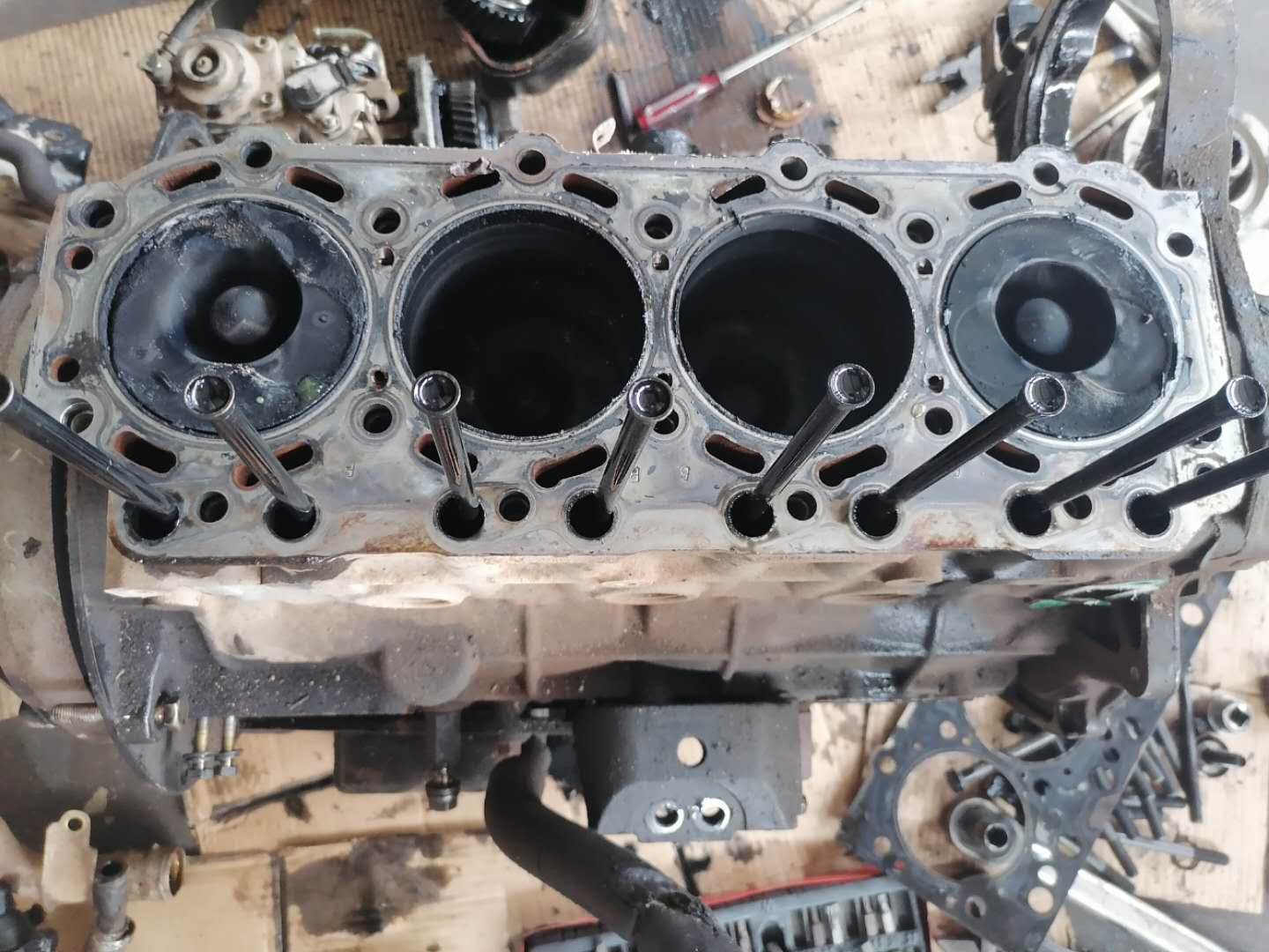 发动机冒白烟蓝烟烧机油,尾气大量冒蓝烟要不要大修发动机