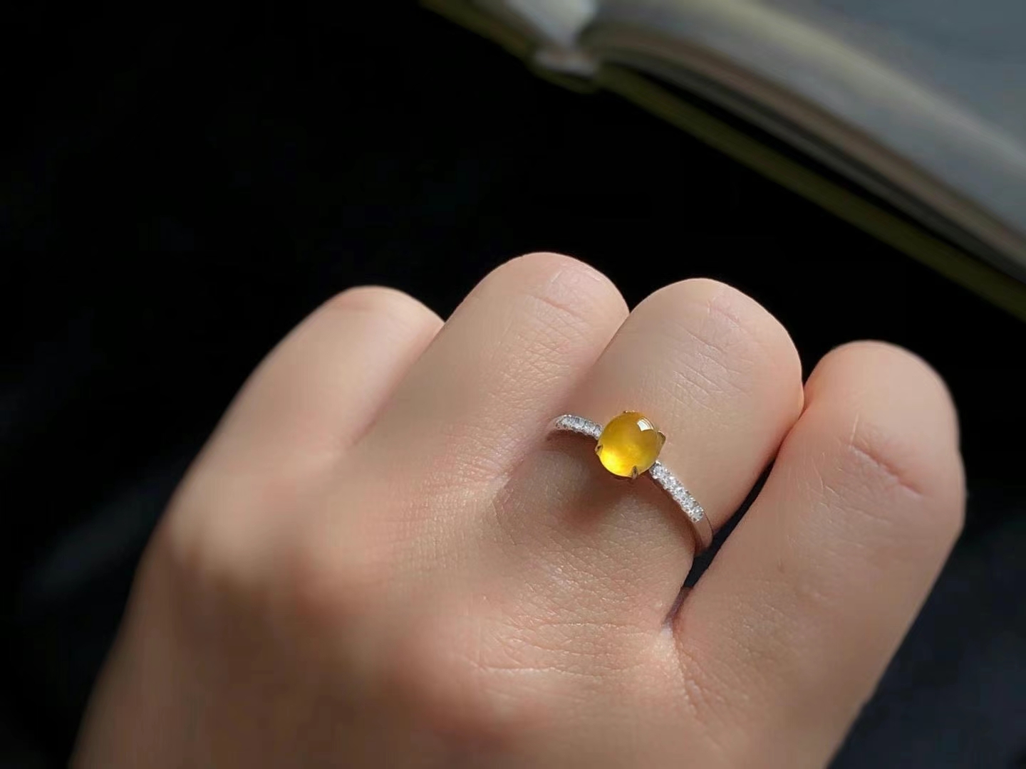 翡翠给人的感觉就像一抹清泉,天然翡翠与众不同美出高级感