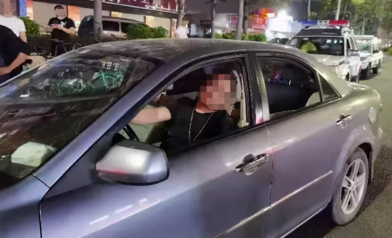 男子一早打尖插队被抓现行,男子插队闹事被抓现场