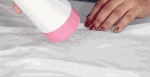 浅色的衣服有油污渍怎么办,如何清洗衣服上的顽固油污渍