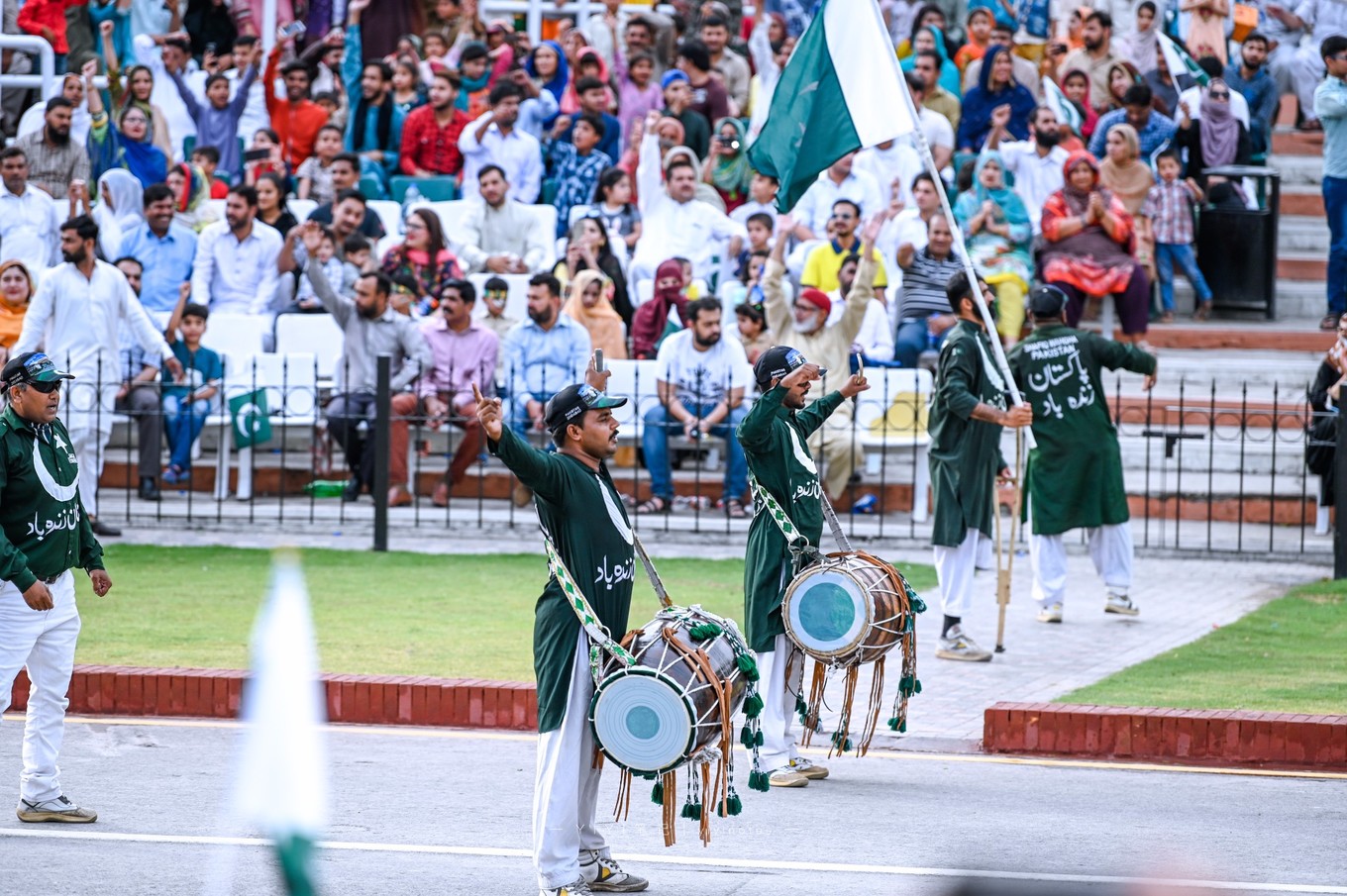 全世界最奇葩的表演,世界上最奇葩升降旗印巴