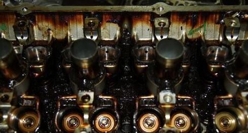 汽车尾气异常怎么回事,尾气排放故障灯亮需要停车检查吗