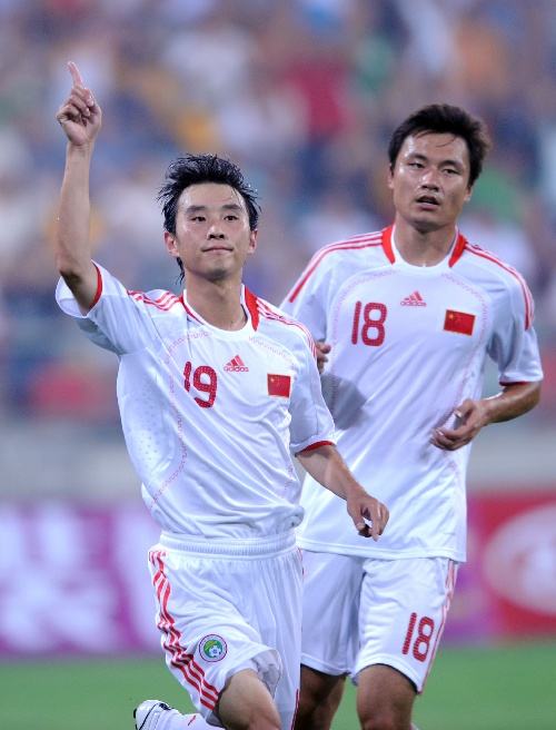 他，国足队里打不倒的小强，几进出国家队，昔日竞争对手都已退出