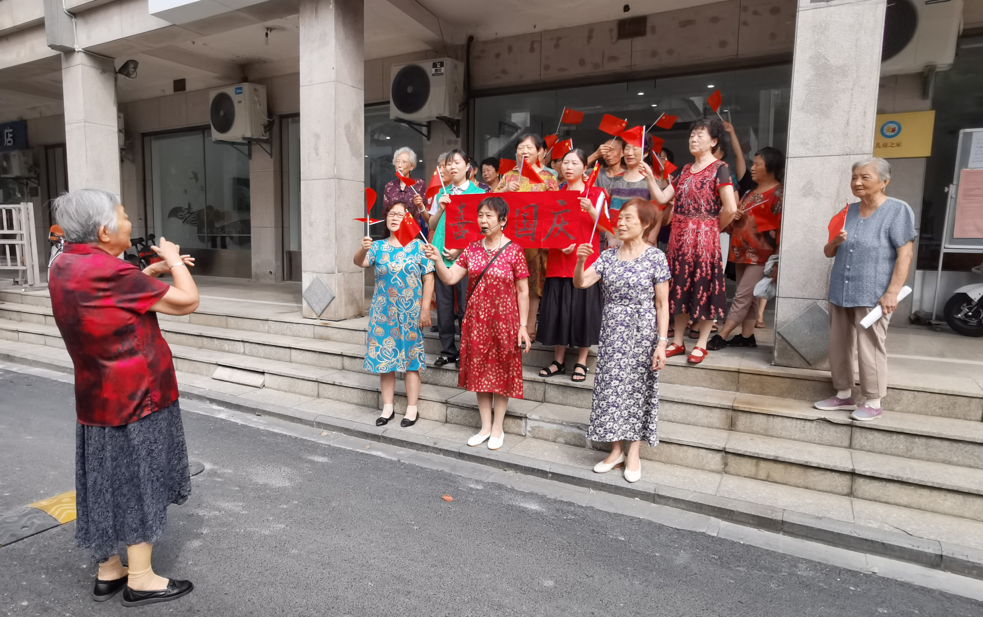 喜迎国庆各地节日氛围浓,万家团圆度佳节多彩活动迎国庆