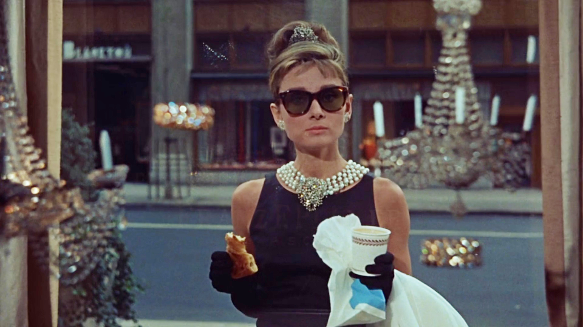 奥黛丽赫本歌曲月亮河歌词大意,奥黛丽赫本出场时的经典音乐