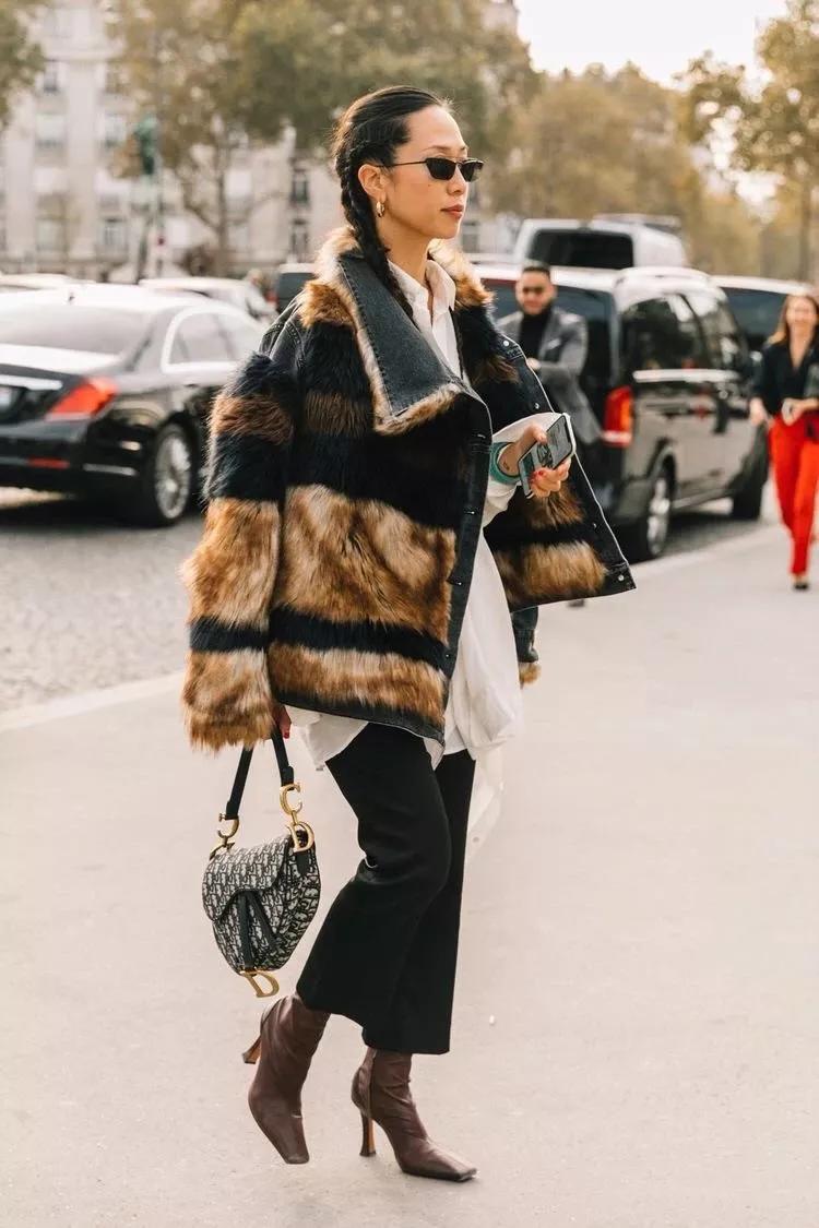 同事穿了一件新的大衣,皮草怎么穿不胖中长款