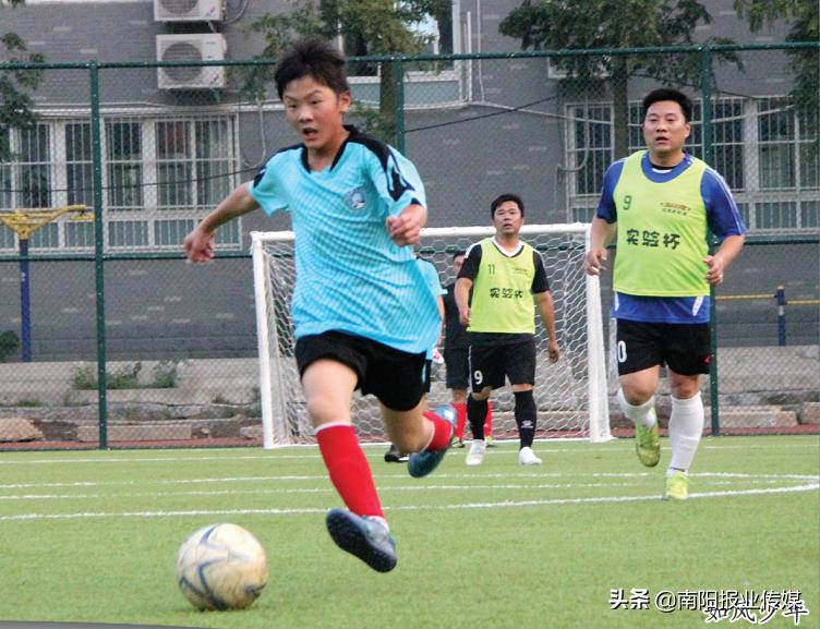 笑声灯影里的快乐足球