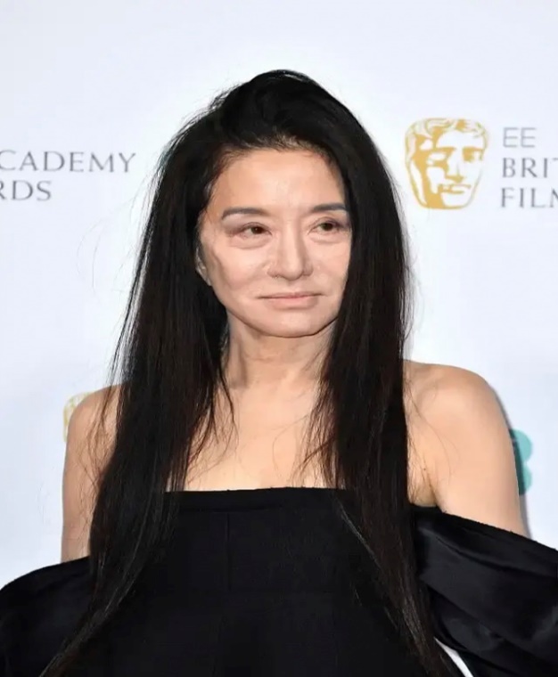 70岁王微微不老女神,穿一字肩上衣配喇叭裤,气场全开