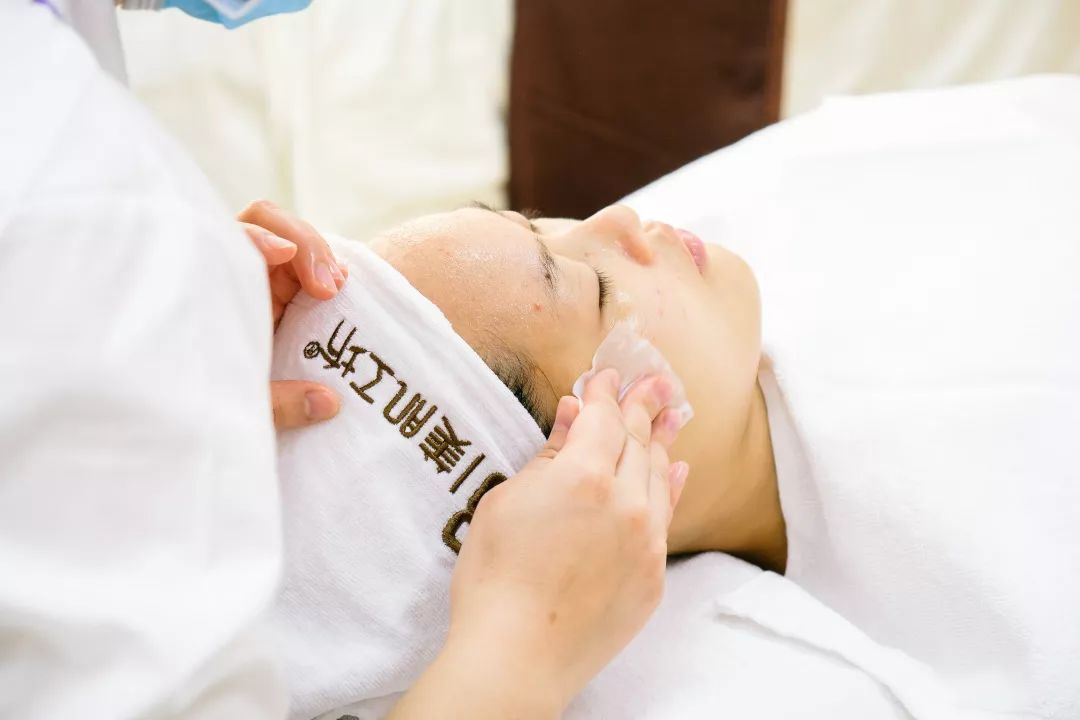 贵妇深层毛孔清洁,皮肤管理护肤中心深层清洁毛孔