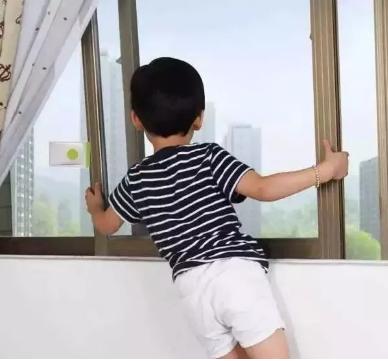 信阳18楼坠楼事件,河南信阳一小区13岁男孩坠楼