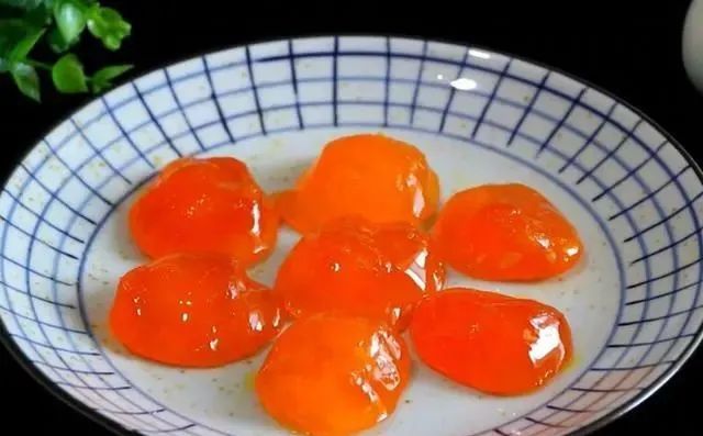 不用面粉腌咸蛋黄最快的方法,怎样腌鸡蛋腌的既不咸蛋黄又出油