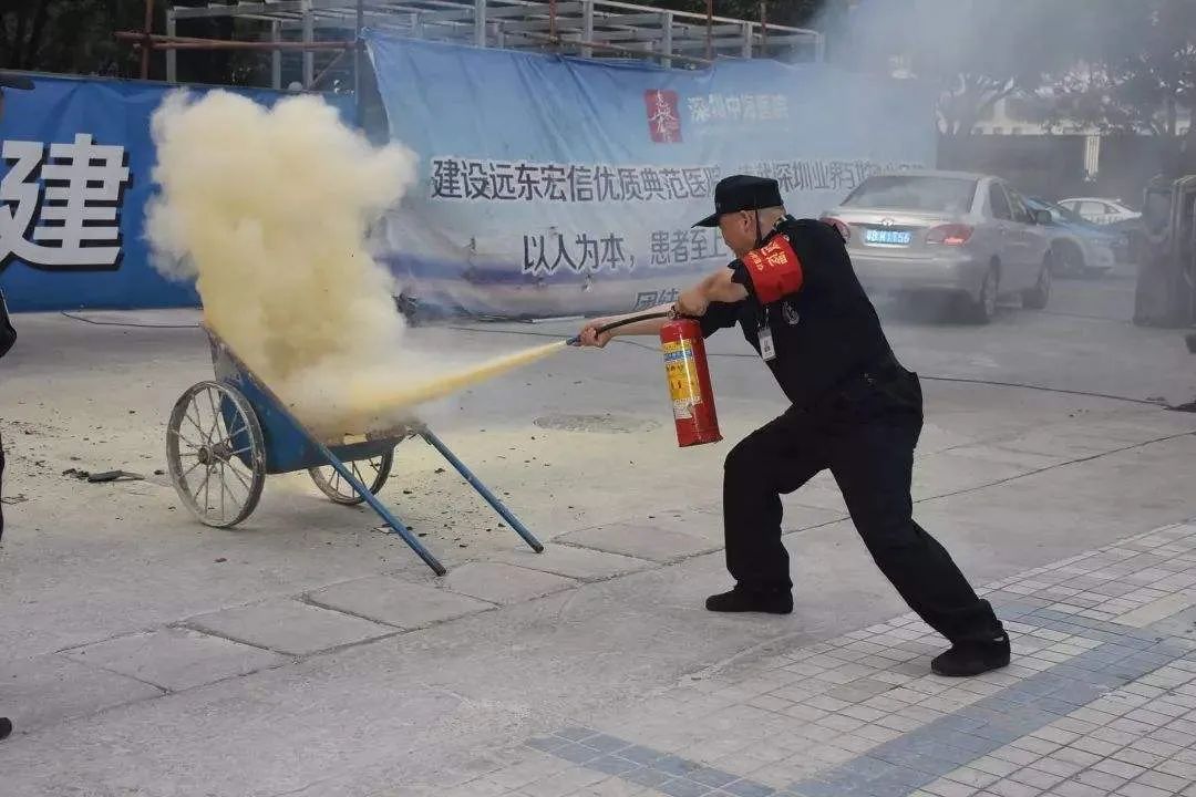 干粉灭火器一摇二拨三喷,灭火前干粉灭火器要不要摇瓶身